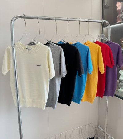 价格p： 品名：Mium*U 经典小徽标薄款针织短袖 尺码：M.L 颜色：白色 灰色 黑色 宝蓝色 黄色 红色 紫色 Miu这件奶呼呼的松弛感我爱了，开春的第一