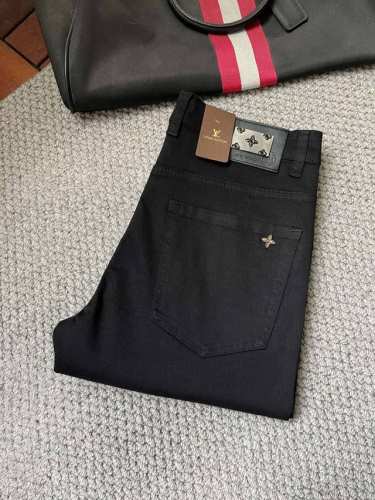 Lv、2025最新品，专柜同步有售，原单狠货，水洗休闲牛仔裤，进口原版水洗弹力面料，舒适有弹性，原版五金辅料装饰Logo，版型超正，档次极高，专柜品质，上身时尚