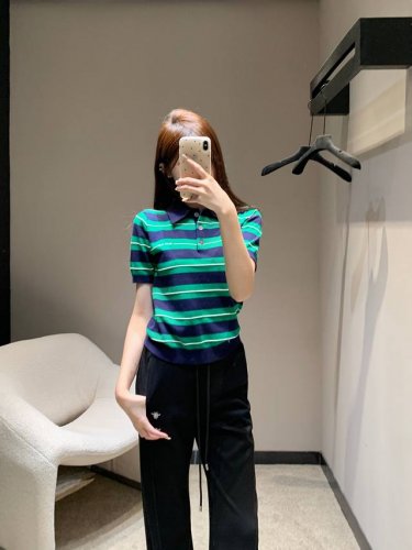 Miumi* 25Ss春夏新款 条纹polo针织短袖上衣丨独家高版出品！翻领polo上衣裁剪 上身呈现休闲慵懒的穿搭格调 通体蓝绿白条纹粗细交错 钮扣半开襟色增