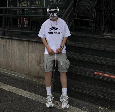 上新！Balenciaga巴黎世家新款短袖T恤，把经典玩出不同，打破单一设计再创造，增多点趣味性！男女同款入，厚实有质感，透气且吸汗，喜欢就盘她！ 尺码：S-3