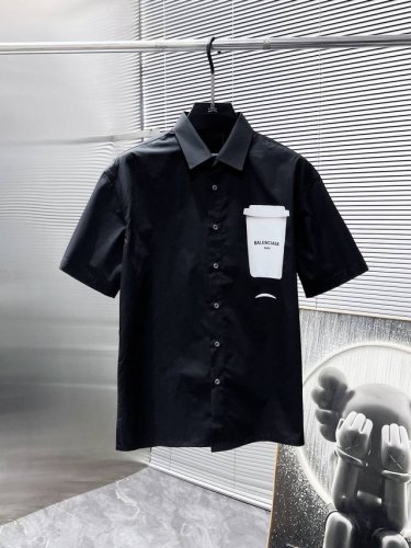 巴黎世家 2025Ss新款男士短袖 衬衫 衬衣，高端版本！专柜定制面料 透气舒适度高，细节无可挑剔，品牌元素设计理念，体现高品质。手感细腻柔软！呈现休闲裁剪，上