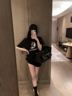 上新 配袜子 Lulu 露露 25Ss新款镭射反光宽松短袖T恤袜子套装～～ 颜色：黑色 白色 码数：Sml S码推荐： 80~ M码推荐： ～115 L 码推荐