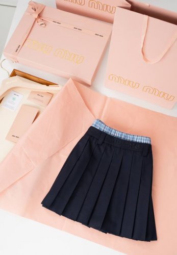 25Ss Miu Miu 巴塔维亚迷你百褶裙 上身秒减龄的学院风皱褶半裙，真的太少女风啦裤腰处采用蓝色格纹松紧收腰设计，裙身可调节哦，以重磅高温处理百褶工艺，灵