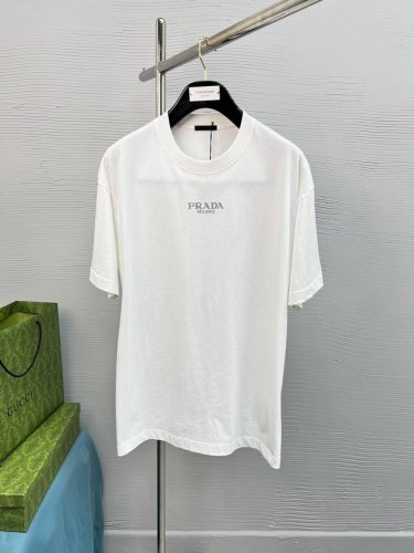 高品质 prada 普拉达、25Ss经典配色T恤新品！！款式相当的青春活力，朝气澎湃！！新一季主打的小熊系列，采用一级印烫的高规格标准.色调过渡呈现的立体感很强