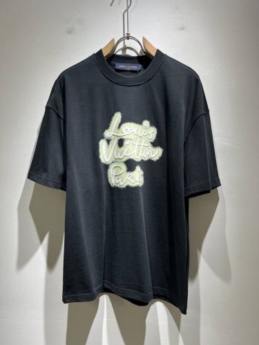 louisvuitt*路易*登 2025春夏全新系列单品上线，非常时髦前卫的一款男女同款短袖T恤，标识Logo图案压胶修饰！区别于以往的不同，宣示品牌传承多年的