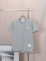 140 Thom Browne 早春Hector刺绣短袖T恤 还原级平纹面料，肌理高级，洗水处理，高级质感凸显春夏最新系列圣诞小狗进口刺绣图案永不缺失的品牌经典