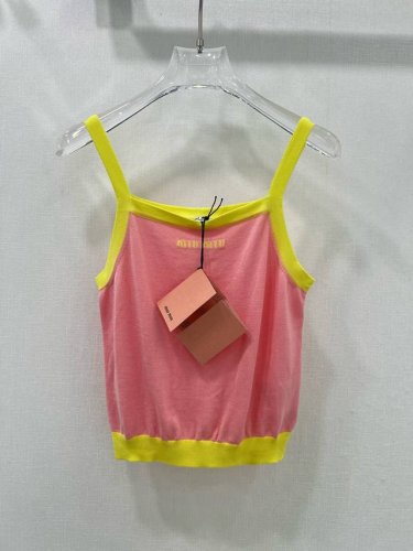 Miu Mi*25新品拼接撞色胸前Logo刺绣 小吊带 饰以高品质刺绣工艺 高版出品！新款马克龙色系超高辨识度 ，面料高密度 有质感 清雅脱俗 减龄柔美 一件成