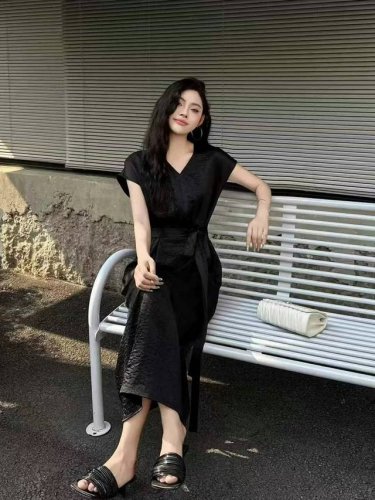 夏季赫本风垂感高级感醋酸缎收腰显瘦大摆V领连衣裙三色Smlxl