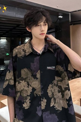 供 balenciaga巴黎世家复古冰丝凉感顺滑印花经典Logo男女同款休闲印花短袖衬衫外套 1面料采用进口印花机器批布满印工艺技术 完美把控 区别市场其他版本