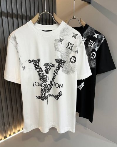 louisvuitt*路易*登 2025春夏全新系列单品上线，非常时髦前卫的一款男女同款短袖T恤，标识Logo图案印花修饰！区别于以往的不同，宣示品牌传承多年的