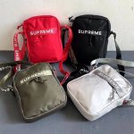 xy潮包上新，P40 款号：2306款 产品名称：Supreme斜挎包 颜色：黑色、白色、红色、绿色 描述：长青款#全年不下架 supreme 22Fw Sma