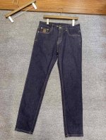 P250 2025新款来袭～～品质单经典百搭原色款五袋牛仔裤！商务休闲都能很好搭配的一款 环保水洗原色，进口的染料，经过环保染色技术，水洗出自然色彩，且又保持柔