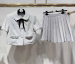 p480 上新啦！独家高定套装首发 25Ss Miumi*独家爆款高级感重工钉钻蝴蝶结外套百褶裙套装，高定立裁短箱型，包容性好。定制高品质轻薄肩棉，提气修型 。
