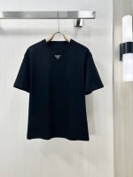210。Prda 普拉达 高定面料 2025春夏新品上市时尚经典圆领短袖时尚单品设计，更加时尚舒适，高标准定制，上身非常有型，胸前品牌经典Logo 图案 客供辅