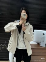 迪桑冲特锋衣壳软官网柜专经软典壳系列 男女情侣同款全部实拍图细节满满，做工精细。胸前立体硅胶Logo Descente迪桑官特网经软典壳户通外勤锋冲衣外套 每登