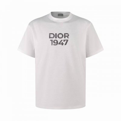 Dior 24款1947标志刺绣短袖 面料：320克棉质面料 胸前展示1947 标志刺绣 工艺1：胸前1947标志刺绣采用进口机字母立体绣 字母清晰且线条感 刺