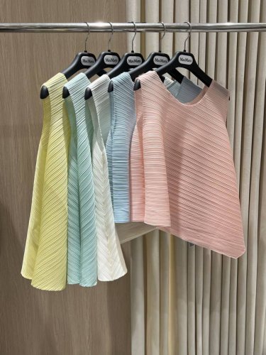 三宅一生 Issey Miyake 无袖褶皱上衣，是品牌Pleats Please系列中的经典设计之一，集实穿性与艺术感于一体，适合追求独特风格的都市女性。