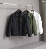 P450 897 P家2025Fw春夏新款连帽夹克外套 高端品质 这款简约的运动风外套选用Re-Nylon再生尼龙打造。此再生面料诞生于海洋塑料回收物，阐释创新