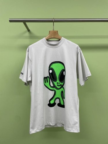 2025春夏短款被问爆Balenciaga外星人夜光T恤太绝了，谁能拒绝Balenciaga这件外星人夜光T恤，荧光绿外星人图案印在纯白T恤上，简约又吸睛，白天