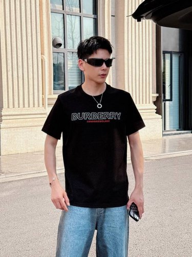 burberr*巴家 2025春夏新款男女同情侣款休闲宽松棉质圆领短袖T恤衫！贸易公司渠道稀出，同步官网发售 ！ 2025春夏最新系列，经典时尚设计元素，为全新
