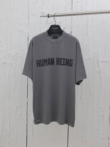 Balenciaga* 巴黎25Ss Human系列字母破坏不规则下摆短袖T恤 采用平纹针织面料，不对称底部 正面饰以Human Being艺术作品印花字 颜色