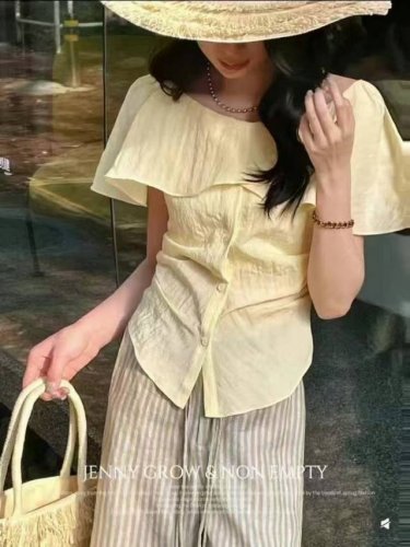 重磅 100%设计感透气舒适显瘦衬衣 透气吸湿 夏日也能时刻保持清爽 独特的方领与荷叶边设计 巧妙修饰肩颈线条 版型修身不紧身 显瘦同时尽显优雅气质 谁穿谁美