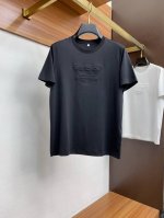 阿玛尼 2025新款男士圆领T恤衫短袖 进口丝光棉面料呈现。轻盈柔软的面料经过成衣染色，营造出优雅纹理，原版定制 进口纱线色染 定制罗纹领口 定制罗纹 经典让衣