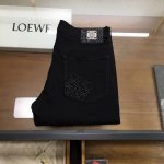 新品 Loew.. 男士时尚牛仔长裤！贸易公司渠道稀出，领先官网发售！最新裤装单品奉献，所有品质控男粉必须入手的极品，这样一条段位的牛仔裤，担得起世所罕见！ 此