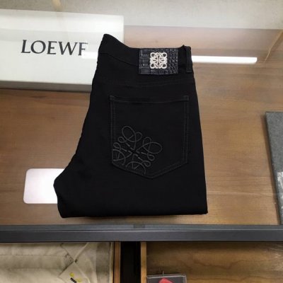 新品 Loew.. 男士时尚牛仔长裤！贸易公司渠道稀出，领先官网发售！最新裤装单品奉献，所有品质控男粉必须入手的极品，这样一条段位的牛仔裤，担得起世所罕见！ 此