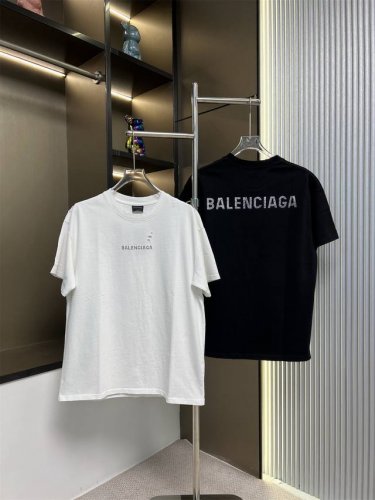 120 balsenciaga巴黎世家2025Ss烫钻字母洗水做旧破烂情侣休闲短袖T恤 最高版本！定制面料290克100%双纱棉！衣服洗水做旧破烂设计烫钻字母！