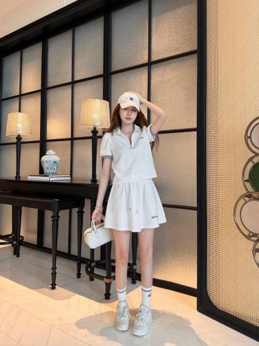 新品上新 Miu Miu 缪缪 字母刺绣短袖半裙套装 高级定制 新款发售缪缪25Ss新款休闲套装很独特的品味与个性经典款版型设计简洁而优雅 独特的工艺 精致与细