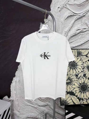 款号Aa15 100 ck胸口印花刺绣字母短袖 calvin Kleinck 专柜同款 采用280G纯棉面料 32支双纱 拿手上非常有质感 立体 大气 夏天百搭