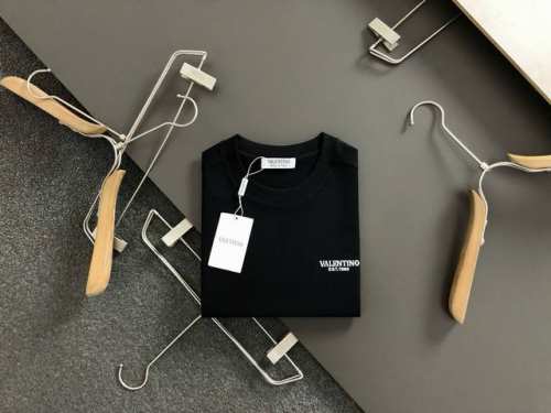 vitn*合身版型M-Xxxl 25春夏顶级黑色肩部拼接款字母印花融合刺绣Logo重磅经典短袖，精致工艺专柜面料，顶级元素融合打造，经典短袖3标齐全，潮男时尚，