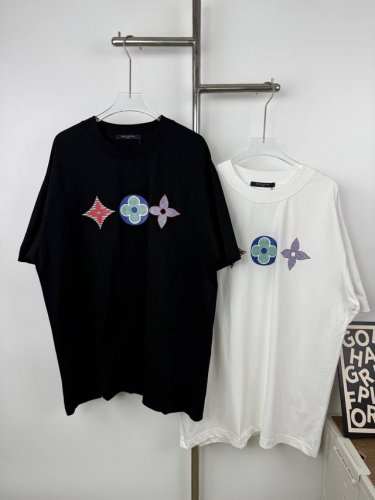 款号X53 Louis Vuitton 路易威登三花标识字母短袖T恤 本款T恤以柔软棉质针织塑造经典直身版型，为正面的手写体标识融入霓虹视效，巧妙致意2025春