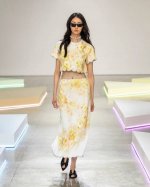 款号G25041438 Zimmerman*兹默曼澳洲品牌 高端定制棉麻混纺面料高级感重工镶钻钉珠波浪边气质套装！时尚性感露肚脐短袖上衣长款高腰后开叉半身裙！1