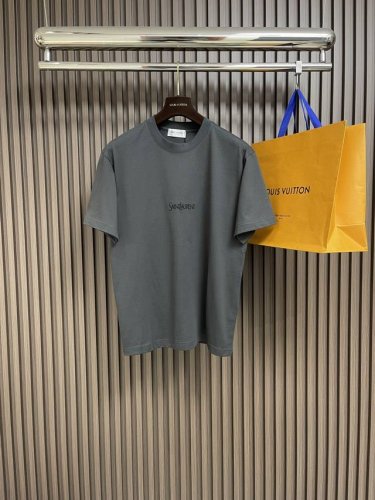 Ysl 字母刺绣灰绿色情侣款短袖T恤，将品牌的时尚基因与简约美学完美融合。整体设计简约大气，经典圆领搭配宽松版型，不挑身形，轻松适配各种场合。灰绿色调内敛而不失