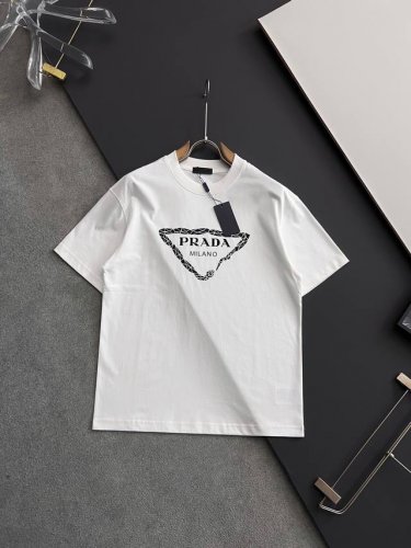 prad* 2025最新款短袖T恤，独家260克重磅打造、休闲时尚的尚佳之选。定制高支80支双股纯棉密柔面料、亲肤性极佳。尺码：M-3Xl