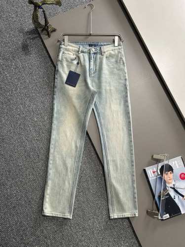 lv 2025四季款新品刺绣口袋修身牛仔裤长裤，采用进口客供日本Denim平纹棉质牛仔面料梭织生产，三标齐全，简约不失大气，柔软细腻舒适，上身百搭时尚 码数：2