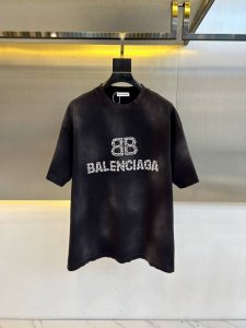 Ba巴黎世家、原单男女同款短袖T恤，Over Size宽松版型！烫钻Logo采用进口浆料印刷 印花干透后进行爆裂工艺处理属于特殊工艺。整件成衣是重工洗水做旧脏染