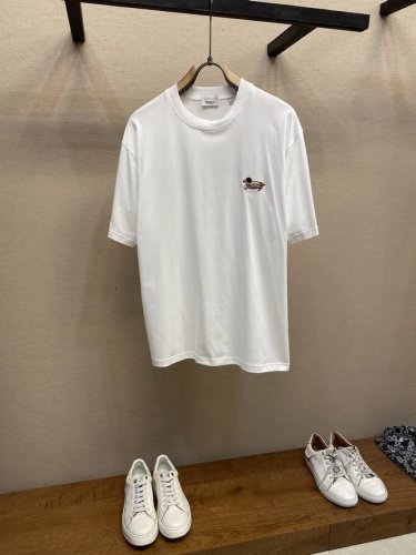 Bbr、新款短袖Yyds 日常出门闭眼搭 定制纯棉弹力棉面料短袖T恤 魅力在于创造了简约奢华感的时尚,随意搭配感受英式风格独特气质. 宽松的版型展现出休闲随意的