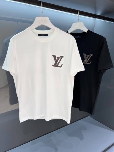 新品 Jy- 来自Hk贸易公司的产品 2025Ss春夏驴 男士圆领印花短袖T 恤 时尚的新高端,渠道货品数量稀少 以鲜明纱线刺绣零星散落的 L 字和 “V ”字