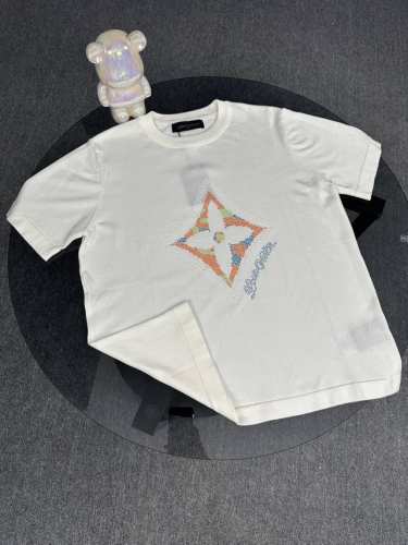 顶级版本 区别通过 25Ss Lv路易威登四叶草烫钻针织短袖 Yb购入打版 采用定制32支精梳棉双纱面料 同缸1*1索拉纳罗纹 面料酵洗 胸前四叶草烫钻图案点缀