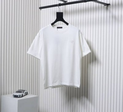 Louis Vuitton 路易威登 Lv 24Ss 圆标短袖T恤 面料采用定制240G 26支特滑双股精棉平纹高密无尘全棉布料。前幅高密度加厚，走线平整，代工