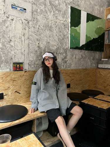 Stone Island 石头岛25春季字母刺绣华夫格卫衣V领开衫外套 石头岛春季新款外套 V领开衫卫衣 华夫格复合面料 多裁片拼接 宽松又不显臃肿 V领 纽扣