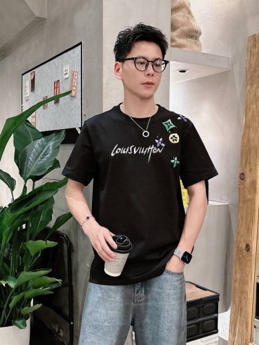 louis Vuitton路易威登独家专供新款原单男士休闲短袖 高端定制 高版本 时尚百搭爆款进口面料 手感超柔软细腻 穿着亲肤舒适 高端精品 代工厂P精细做工