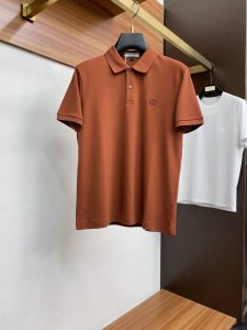 华伦天奴 2025新款男士翻领Polo衫短袖 进口面料呈现。轻盈柔软的面料经过成衣染色，营造出优雅纹理，原版定制 进口纱线色染 定制罗纹领口 一体撞色罗纹 经典