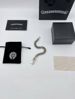 Chrome Hearts克罗心宝剑手链 男女同款，玩酷必备单品。无敌细节，看实拍！ 顶级泰银工艺！别具一格的质感和色泽，使首饰粗犷而古朴。经过特殊处理,可以保