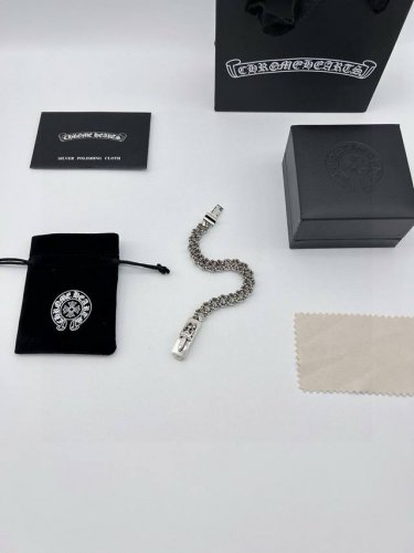 Chrome Hearts克罗心宝剑手链 男女同款，玩酷必备单品。无敌细节，看实拍！ 顶级泰银工艺！别具一格的质感和色泽，使首饰粗犷而古朴。经过特殊处理,可以保