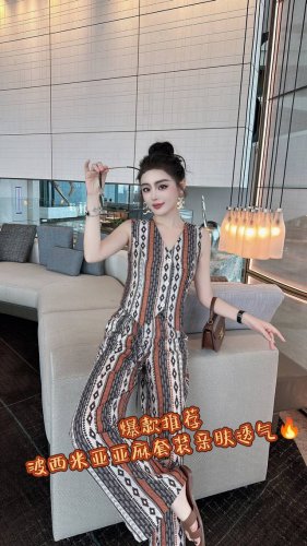 连衣裙 图片色 S~Xl4个码 ~2025新款上新时尚印花波西米亚亚麻面料轻熟风V领马甲背心+阔腿裤两件套装 简约大气上档次 优雅干练~ ~ 上身效果很好 超级