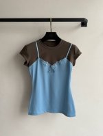 撞色蕾丝蝴蝶结吊带 这款Acn* Studio*分层吊带T恤 Eriana款 ，采用层叠设计与撞色吊带背心拼接，正面点缀蕾丝与蝴蝶结细节，展现少女感与精致感的完